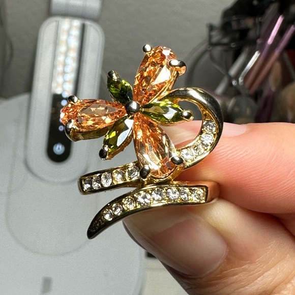 Flower accent Ring Size 7 or 8 - Picture 3 of 3